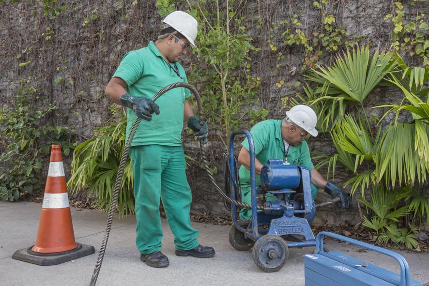Desentupidora para Empresas: Conheça os Benefícios e Necessidades Essenciais