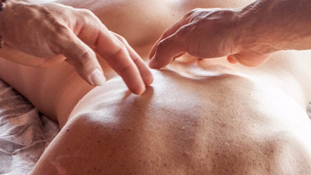 Técnica de massagem tântrica de 5 etapas explicada por um especialista